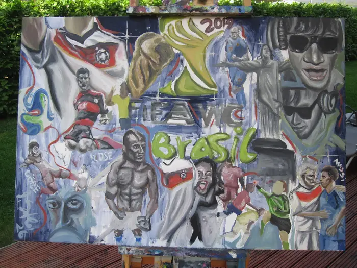 Breites Wandbild mit Motiven der Fußball-Weltmeisterschaft 2014 in Brasilien.